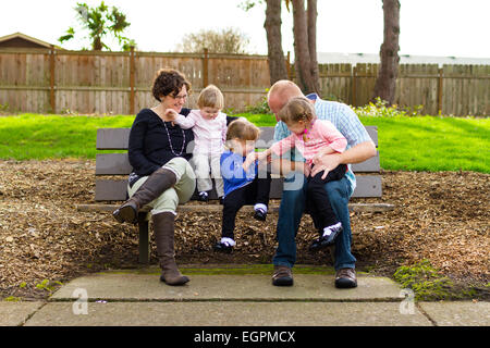Lifestyle-Foto für eine fünfköpfige Familie mit Mutter, Vater und drei Töchter. Zwei Töchter sind eineiige Zwillinge. Stockfoto