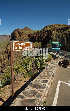 Gran Canaria - Schild mit öffentlichen Verkehrsmitteln Bus am Mirador de Fataga - Kanarische Inseln, Spanien, Europa Stockfoto