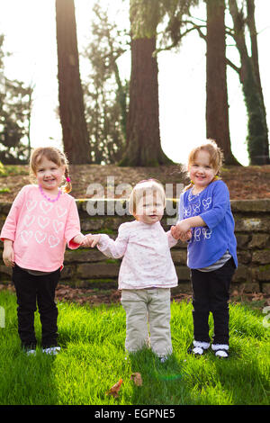 Drei Schwestern gemeinsam in einem Park Spaß zusammen in natürlichem Licht. Stockfoto