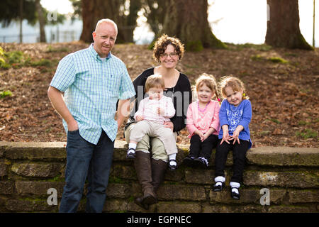 Lifestyle-Foto für eine fünfköpfige Familie mit Mutter, Vater und drei Töchter. Zwei Töchter sind eineiige Zwillinge. Stockfoto