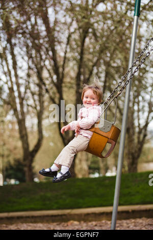 Ein Junges M Dchen Schaukeln Auf Einer Schaukel Auf Einem Spielplatz In