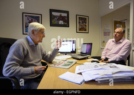 Barnsley, UK. 30. Oktober 2014. Sir Michael Parkinson als Gast-Editor bei der Barnsley-Chronik. Bild: Scott Bairstow/Alamy Stockfoto