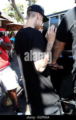 Justin Bieber versteckt sich unter einer Oakland Raiders Cap als er Il Pastaio Restaurant mit Beverly Hills geht: Justin Bieber Where: Los Angeles, California, Vereinigte Staaten von Amerika bei: 26. August 2014 Stockfoto