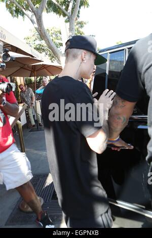 Justin Bieber versteckt sich unter einer Oakland Raiders Cap als er Il Pastaio Restaurant mit Beverly Hills geht: Justin Bieber Where: Los Angeles, California, Vereinigte Staaten von Amerika bei: 26. August 2014 Stockfoto