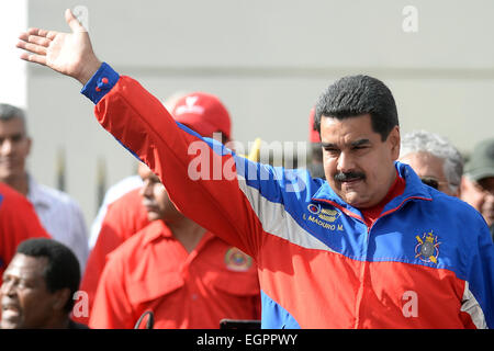 Caracas, Venezuela. 28. Februar 2015. Der venezolanische Präsident Nicolas Maduro winkt Fans während eines Marsches zum Gedenken an den 26. Jahrestag der Mobilisierungen der 27. Februar 1989, bekannt als die "Caracazo" in Caracas, Venezuela, am 28. Februar 2015. Nicolas Maduro kündigte am Samstag eine Reihe von Maßnahmen, die "imperialistische Aggression" entfesselt durch die US-Regierung gegen die Stabilität und Demokratie in Venezuela zu stoppen. (Xinhua/Str) Bildnachweis: Xinhua/Alamy Live-Nachrichten Stockfoto