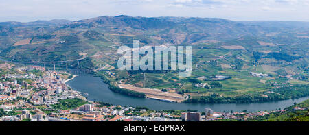 Regua, Terraced Weinberge im Douro-Tal, Alto Douro-Wein-Region im Norden Portugals, offiziell von der UNESCO als Welt bezeichnet Stockfoto