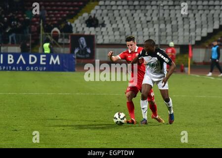 28. Februar 2015: Steliano Filip #94 von Dinamo Bukarest in rot und Sergio Zijler #14 U Klausenburg-Napoca auf white in Aktion während der Liga-Spiel zwischen FC Dinamo Bukarest ROU und FC Universitatea Cluj ROU bei '' Dinamo'' Stadion, Rumänien ROU. Catalin Soare/www.sportaction.ro Stockfoto