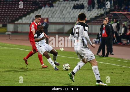 28. Februar 2015: Steliano Filip #94 von Dinamo Bukarest in rot und Sergio Zijler #14 U Klausenburg-Napoca auf white in Aktion während der Liga-Spiel zwischen FC Dinamo Bukarest ROU und FC Universitatea Cluj ROU bei '' Dinamo'' Stadion, Rumänien ROU. Catalin Soare/www.sportaction.ro Stockfoto