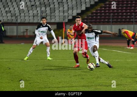28. Februar 2015: Steliano Filip #94 von Dinamo Bukarest in rot und Sergio Zijler #14 U Klausenburg-Napoca auf white in Aktion während der Liga-Spiel zwischen FC Dinamo Bukarest ROU und FC Universitatea Cluj ROU bei '' Dinamo'' Stadion, Rumänien ROU. Catalin Soare/www.sportaction.ro Stockfoto