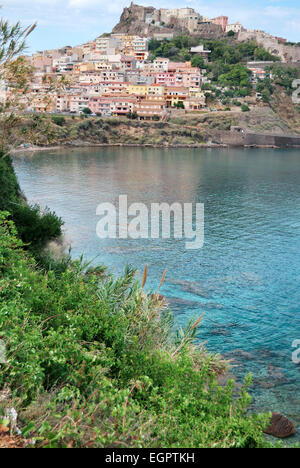 Alte Stadt von Sardinien Mittelmeer. Italien. Blick auf das Dorf und das Mittelmeer Stockfoto
