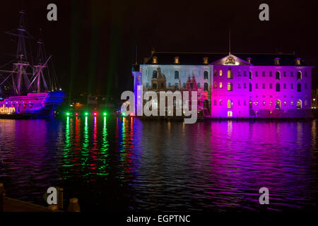 Das National Maritime Museum in Amsterdam, im Winter nachts beleuchtet Stockfoto