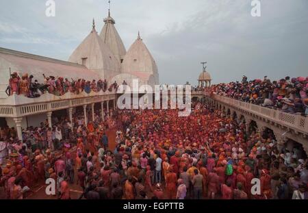 Mathura, Indien. 28. Februar 2015. Inder spielen mit Farben, feiern die Lathmar Holi-Fest in der Nähe der Krishna-Tempel in Nandgaon Dorf in der Nähe von Mathura, etwa 120 km von Neu-Delhi, Indien, 28. Februar 2015. Während des Festivals schlagen die Frauen von Barsana die Männer aus Nandgaon, der legendäre Heimatstadt von Krishna, mit Holzstäbchen als Reaktion auf ihre Bemühungen, Farben auf sie auszuüben. Bildnachweis: Tumpa Mondal/Xinhua/Alamy Live-Nachrichten Stockfoto