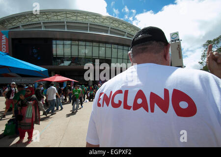 Adelaide, Australien. 9. März 2015. Bangladesh Cricket-Fans geben Sie in das Spiel gegen England mit Geist und Optimismus in Adelaide Oval im Gegensatz zu den mürrischen englische Barmy Army Kredit: Amer Ghazzal/Alamy Live-Nachrichten Stockfoto