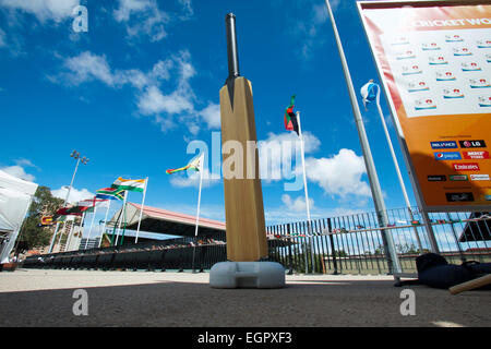 Adelaide, Australien. 9. März 2015. Bangladesh Cricket-Fans geben Sie in das Spiel gegen England mit Geist und Optimismus in Adelaide Oval im Gegensatz zu den mürrischen englische Barmy Army Kredit: Amer Ghazzal/Alamy Live-Nachrichten Stockfoto