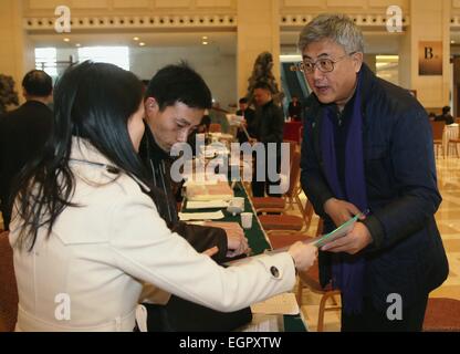 Peking, China. 1. März 2015. Zhao Changqing (R), ein Mitglied des 12. Nationalkomitees der chinesischen politischen Beratenden Konferenz (CPPCC), kommt in Peking, Hauptstadt von China, 1. März 2015. © Wang Shen/Xinhua/Alamy Live-Nachrichten Stockfoto