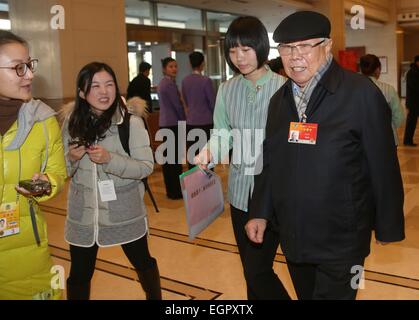 Peking, China. 1. März 2015. Li furen (R), ein Mitglied des 12. Nationalkomitees der chinesischen politischen Beratenden Konferenz (CPPCC), kommt in Peking, Hauptstadt von China, 1. März 2015. © Wang Shen/Xinhua/Alamy Live-Nachrichten Stockfoto