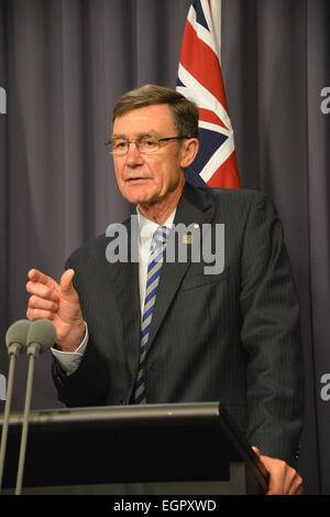 Canberra, Australien. 1. März 2015. Sir Angus Houston, Stuhl von Australiens Air Traffic Control Manager, erklärt die neuen Maßnahmen zu den Medien auf dem Parliament House in Canberra, Australien, 1. März 2015. Australische Vizepremierminister Warren Truss angekündigt Sonntag, dass Australien eine Studie mit Malaysia und Indonesien, um genauer Track Flugzeug durch den Himmel über ozeanischen Bereichen durchführen wird. © Xu Haijing/Xinhua/Alamy Live-Nachrichten Stockfoto