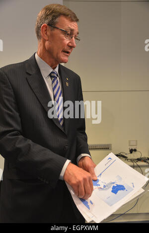 Canberra, Australien. 1. März 2015. Sir Angus Houston, Stuhl von Australiens Air Traffic Control Manager, erklärt die neuen Maßnahmen zu den Medien auf dem Parliament House in Canberra, Australien, 1. März 2015. Australische Vizepremierminister Warren Truss angekündigt Sonntag, dass Australien eine Studie mit Malaysia und Indonesien, um genauer Track Flugzeug durch den Himmel über ozeanischen Bereichen durchführen wird. © Xu Haijing/Xinhua/Alamy Live-Nachrichten Stockfoto