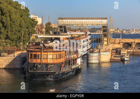 Esna Schleuse ist eine Vorrichtung zum Anheben oder absenken Boote zwischen Gewässer auf verschiedenen Ebenen auf Nil an Esna, Ägypten Stockfoto