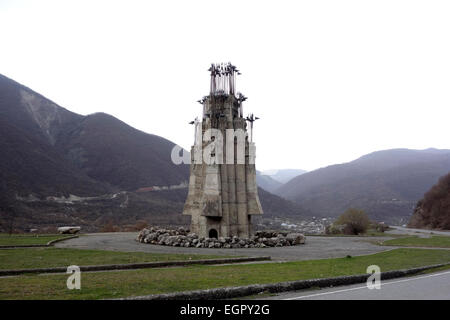 Ein Denkmal aus der Zeit der Sowjetunion zu den 300 Aragvians der Name, unter dem die georgischen Geschichtsschreibung bezieht sich auf eine Loslösung von den Highlanders aus dem Aragvi Tal, der den letzten Stand in der Schlacht von Krtsanisi gekämpft, Verteidigung Tiflis gegen die eindringenden Qajar Armee im Jahre 1795 in der Nähe von Zhinvali Verdammung in der Republik Georgien entfernt Stockfoto