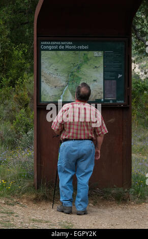 Ein Wanderer am Eingang zum Mont Rebei Nationalpark in der Provinz Lleida Katalonien Spanien Stockfoto