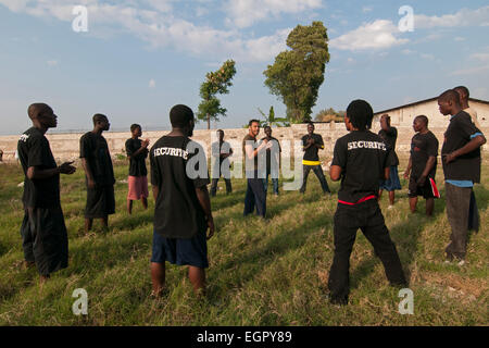 Der Leiter der Einav Levy-Delegation von Natan Humanitarian Aid unterrichtete Krav Maga ein israelisches Selbstverteidigungssystem, das für die israelische Armee entwickelt wurde, um eine Gruppe haitianischer Männer zu schützen, die als Sicherheitskräfte des provisorischen Lagers für Überlebende eines Erdbebens der Stärke 7,0 ausgebildet wurden, das Haiti am 12. Januar 2010 am Stadtrand von Port-au-Prince Haiti heimsuchte Stockfoto