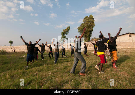 Der Leiter der Einav Levy-Delegation von Natan Humanitarian Aid unterrichtete Krav Maga ein israelisches Selbstverteidigungssystem, das für die israelische Armee entwickelt wurde, um eine Gruppe haitianischer Männer zu schützen, die als Sicherheitskräfte des provisorischen Lagers für Überlebende eines Erdbebens der Stärke 7,0 ausgebildet wurden, das Haiti am 12. Januar 2010 am Stadtrand von Port-au-Prince Haiti heimsuchte Stockfoto
