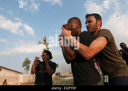 Der Leiter der Einav Levy-Delegation von Natan Humanitarian Aid unterrichtete Krav Maga ein israelisches Selbstverteidigungssystem, das für die israelische Armee entwickelt wurde, um eine Gruppe haitianischer Männer zu bilden, die als Sicherheitskräfte des provisorischen Lagers in Port-au-Prince ausgebildet wurden, das für Überlebende eines Erdbebens der Stärke 7,0 errichtet wurde, das Haiti am 12. Januar 2010 heimsuchte Stockfoto