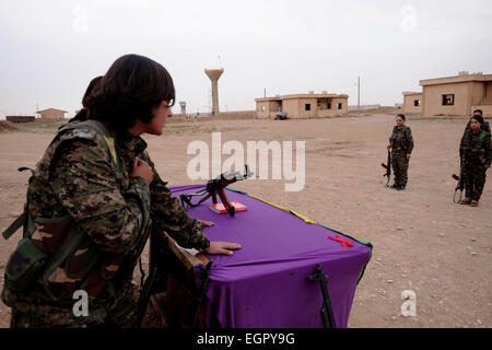 Kämpferinnen der Frauenschutzeinheiten YPJ schwören Kampf gegen ISIS oder ISIL während einer Abschlussfeier in Ein Trainingslager in Al Hasaka oder Hassakeh Bezirk bekannt Als Rojava die de facto kurdische autonome Region Ursprung in Und besteht aus drei selbstverwalteten Kantonen in Nordsyrien Stockfoto