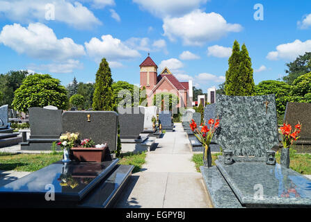 Grabsteine und eine Kapelle auf dem Friedhof Stockfoto