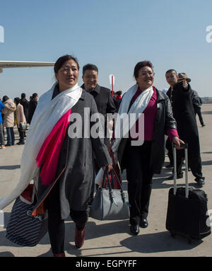 Peking, China. 1. März 2015. Mitglieder des 12. Nationalkomitees für das chinesische Volk politischen Beratenden Konferenz (CPPCC) aus Tibet autonome Region kommen in Peking, Hauptstadt von China, 1. März 2015. © Wang Ye/Xinhua/Alamy Live-Nachrichten Stockfoto