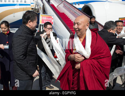 Peking, China. 1. März 2015. Mitglieder des 12. Nationalkomitees für das chinesische Volk politischen Beratenden Konferenz (CPPCC) aus Tibet autonome Region kommen in Peking, Hauptstadt von China, 1. März 2015. © Wang Ye/Xinhua/Alamy Live-Nachrichten Stockfoto