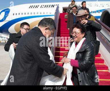 Peking, China. 1. März 2015. Mitglieder des 12. Nationalkomitees für das chinesische Volk politischen Beratenden Konferenz (CPPCC) aus Tibet autonome Region kommen in Peking, Hauptstadt von China, 1. März 2015. © Wang Ye/Xinhua/Alamy Live-Nachrichten Stockfoto