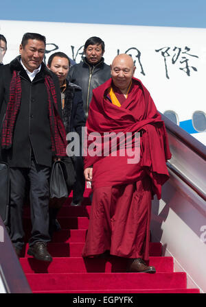 Peking, China. 1. März 2015. Mitglieder des 12. Nationalkomitees für das chinesische Volk politischen Beratenden Konferenz (CPPCC) aus der Tibet autonomen Region kommen in Peking, Hauptstadt von China, 1. März 2015. © Wang Ye/Xinhua/Alamy Live-Nachrichten Stockfoto