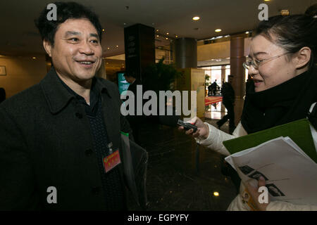 Peking, China. 1. März 2015. Zhang Gaiping (L), ein Mitglied des 12. Nationalkomitees der chinesischen politischen Beratenden Konferenz (CPPCC), kommt im Beijing Railway Hotel in Peking, Hauptstadt von China, 1. März 2015. © Cai Yang/Xinhua/Alamy Live-Nachrichten Stockfoto