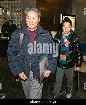 Peking, China. 1. März 2015. Kommen Sie Huang Yubin (vorne) und Zou Kai, Mitglieder des 12. Nationalkomitees der chinesischen politischen Beratenden Konferenz (CPPCC), im Beijing Railway Hotel in Peking, Hauptstadt von China, 1. März 2015. © Cai Yang/Xinhua/Alamy Live-Nachrichten Stockfoto