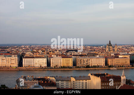 Stadt Budapest bei Sonnenuntergang in Ungarn. Blick vom Budaseite auf Donau und Pest Stadtbild. Stockfoto