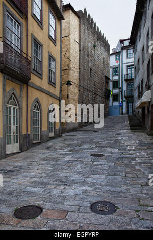 Kopfsteinpflaster, aufsteigende Stadtstraße in der Altstadt von Porto in Portugal. Stockfoto