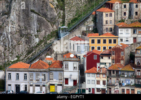 Standseilbahn Dos Guindais und malerischen Häusern im historischen Stadtzentrum von Porto in Portugal. Stockfoto