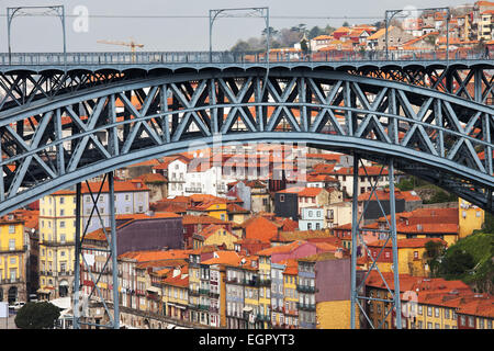 Stadt von Porto in Portugal. Bogen von Ponte Luis ich überbrücken und historische Architektur der Altstadt. Stockfoto