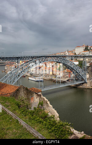 Dom Luis Brücke ich über Douro-Fluss zwischen Stadt Porto und Vila Nova De Gaia in Portugal. Stockfoto