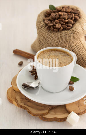Tasse Kaffee auf hölzernen Hintergrund Stockfoto
