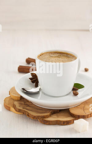 Tasse Kaffee auf hölzernen Hintergrund Stockfoto