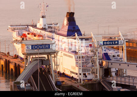 Blick in die Dämmerung von den Klippen des Autofähre-Terminals an Dover Docks in Großbritannien. Autofähre an der Anlegestelle 6 mit Lastkraftwagen an Bord. Stockfoto