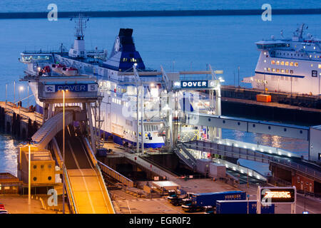 Nächtliche Aussicht von den Klippen des Autofähre-Terminals an Dover Docks in Großbritannien. Autofähre liegt an Anlegestelle 6. Stockfoto