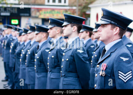 Blick entlang Reihen von RAF Personal, mit Sergeant im Vordergrund, die Aufmerksamkeit auf einem öffentlichen Platz während der Gedenksonntagszeremonie. Stockfoto