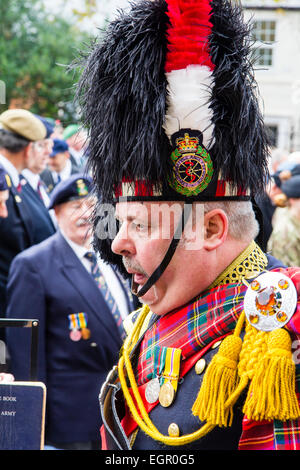 Nahaufnahme Porträt Seitenansicht von Kopf und Schultern eines älteren Mannes in voller Regimentsergeant-Major-Kleidung des Royal Regiment of Scotland gekleidet. Stockfoto