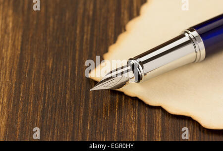 Tinte, Papier und Stift Pergament auf hölzernen Hintergrund Stockfoto