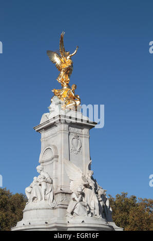 Die goldene Statue auf dem (Königin) Victoria Denkmal außerhalb der Buckingham Palace, London, UK. Stockfoto