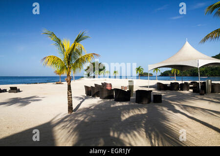 Ein Strand mit weißem Sand im Buccament Bay Resort auf der Insel St. Vincent Stockfoto